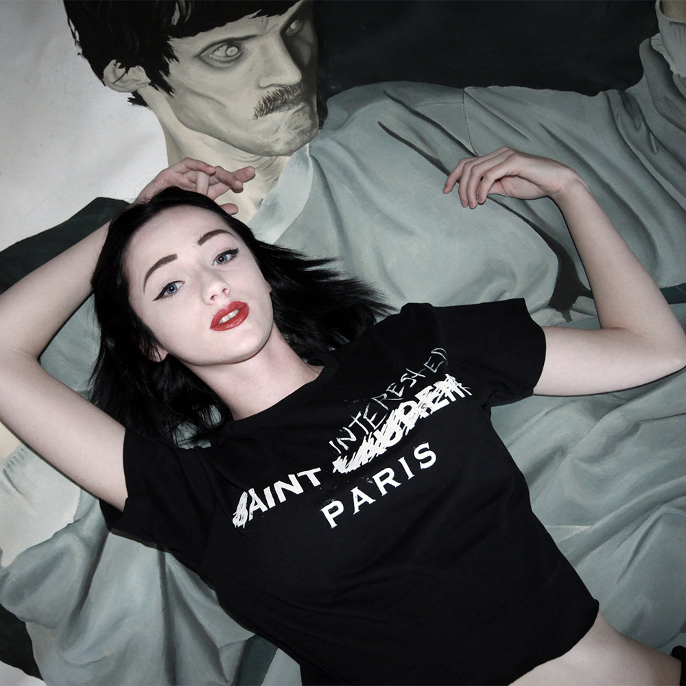 Amiete - Ain't Interested - Black T-shirt lifestyle