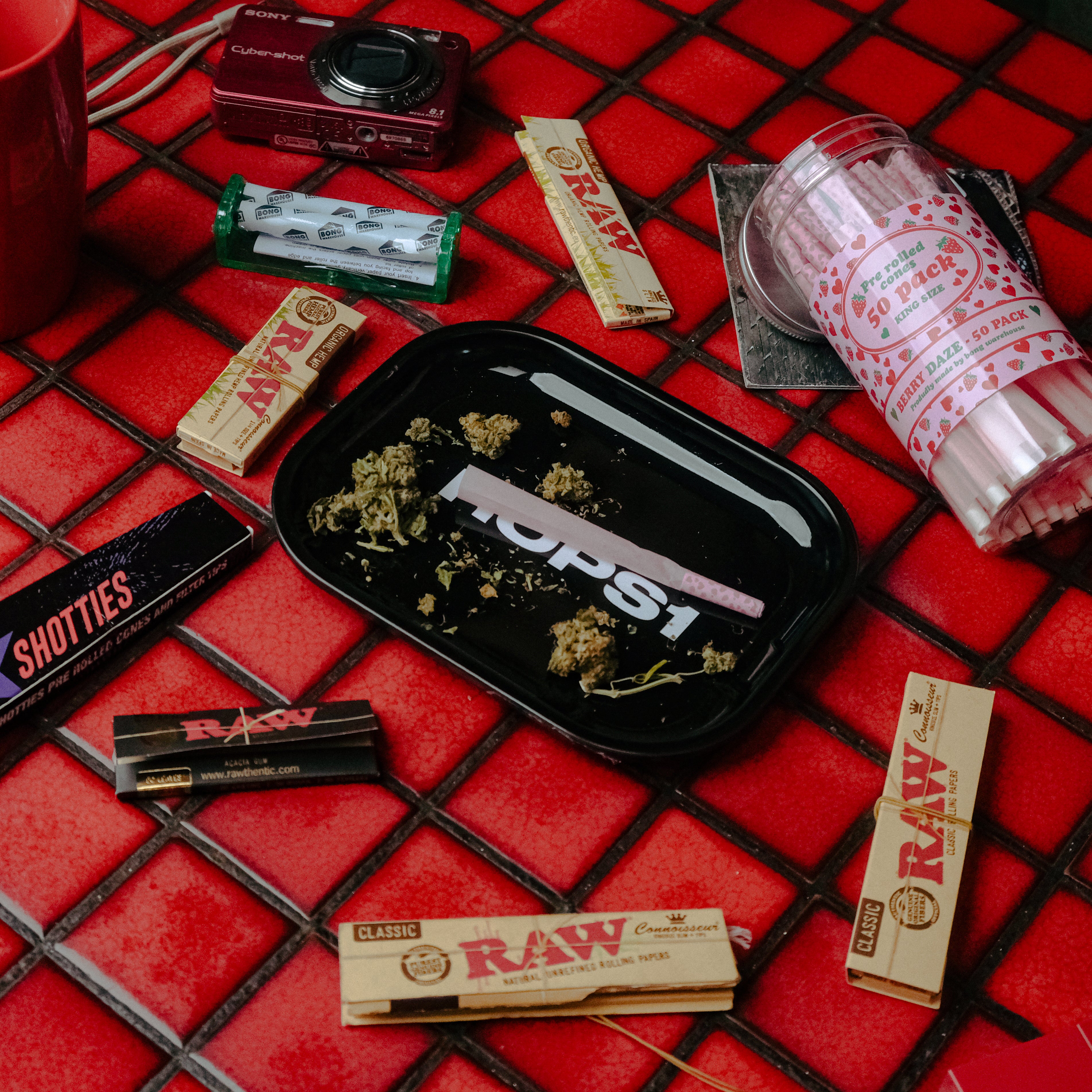 Chopped bongs on Eetswa Smoke -Blunt Rolling Tray - Rops1 with rolling papers from Bong Warehouse