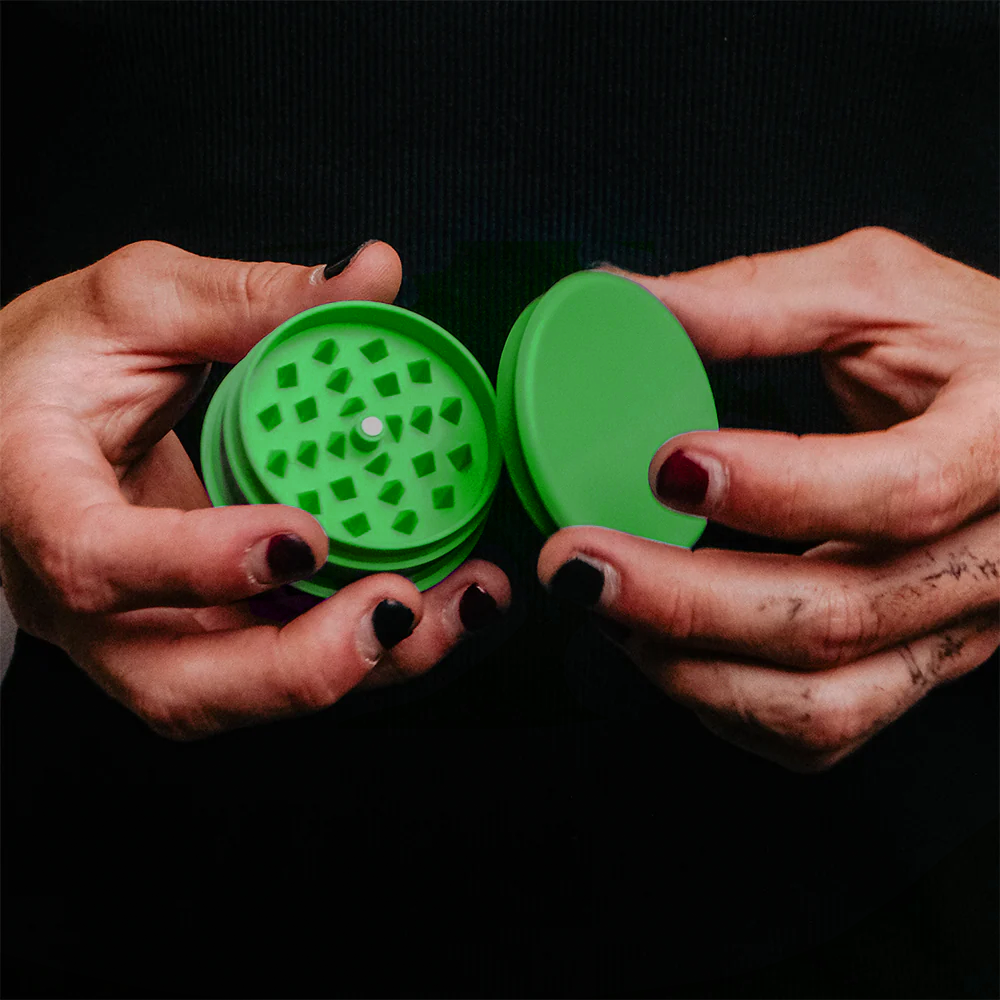 plastic tobacco grinder BW - Plastic Herb Grinder Round