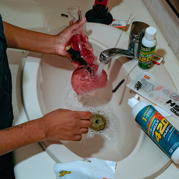 Cleaning of mini bubble bongs with Bong Warehouse cleaning accessories