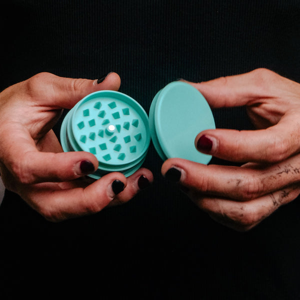 Bong Warehouse Plastic Herb Grinder Round in Teal