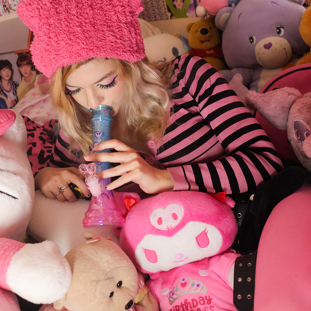 Smoking through Bong Warehouse Sunset Hello Kitty Glass Beaker Bong 18cm